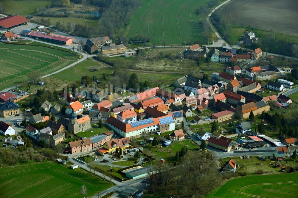 Liederstädt von oben - Ortsansicht am Rande von landwirtschaftlichen Feldern in Liederstädt im Bundesland Sachsen-Anhalt, Deutschland
