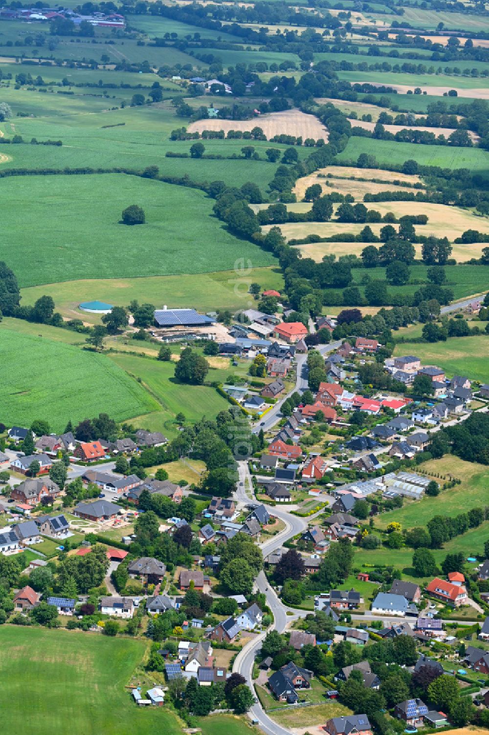 Luftbild Lindau - Ortsansicht am Rande von landwirtschaftlichen Feldern in Lindau im Bundesland Schleswig-Holstein, Deutschland