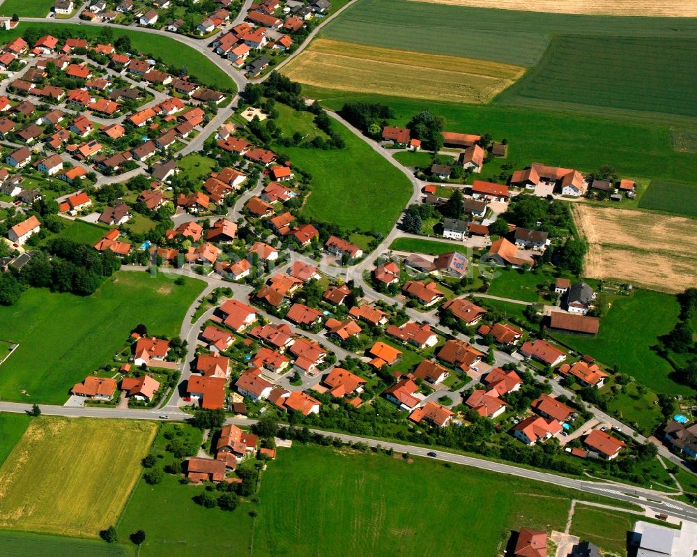 Lindfeld aus der Vogelperspektive: Ortsansicht am Rande von landwirtschaftlichen Feldern in Lindfeld im Bundesland Bayern, Deutschland