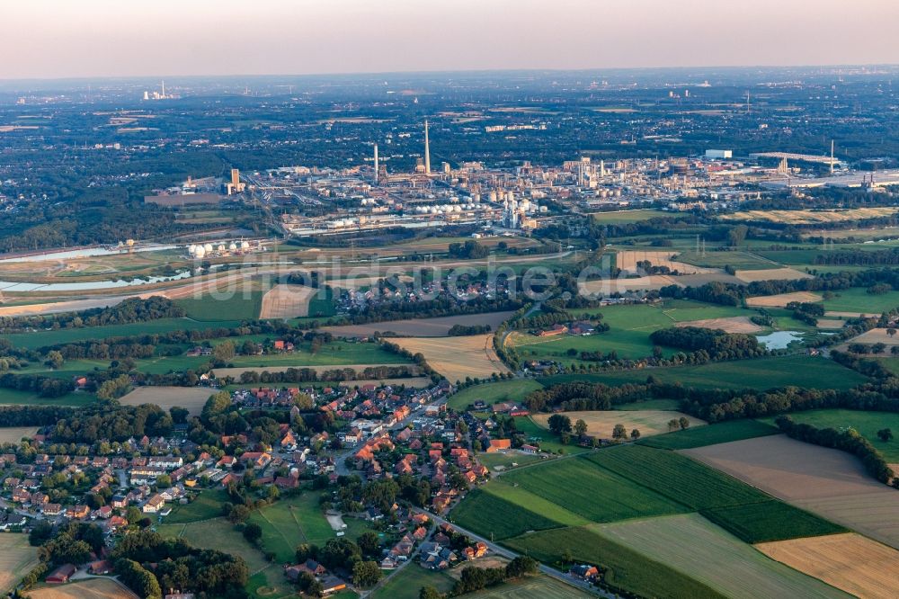 Lippramsdorf von oben - Ortsansicht am Rande von landwirtschaftlichen Feldern in Lippramsdorf im Bundesland Nordrhein-Westfalen, Deutschland