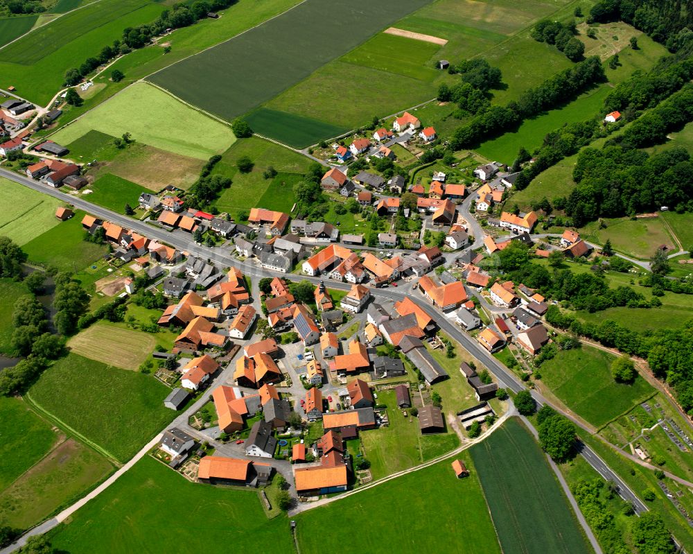 Luftbild Üllershausen - Ortsansicht am Rande von landwirtschaftlichen Feldern in Üllershausen im Bundesland Hessen, Deutschland