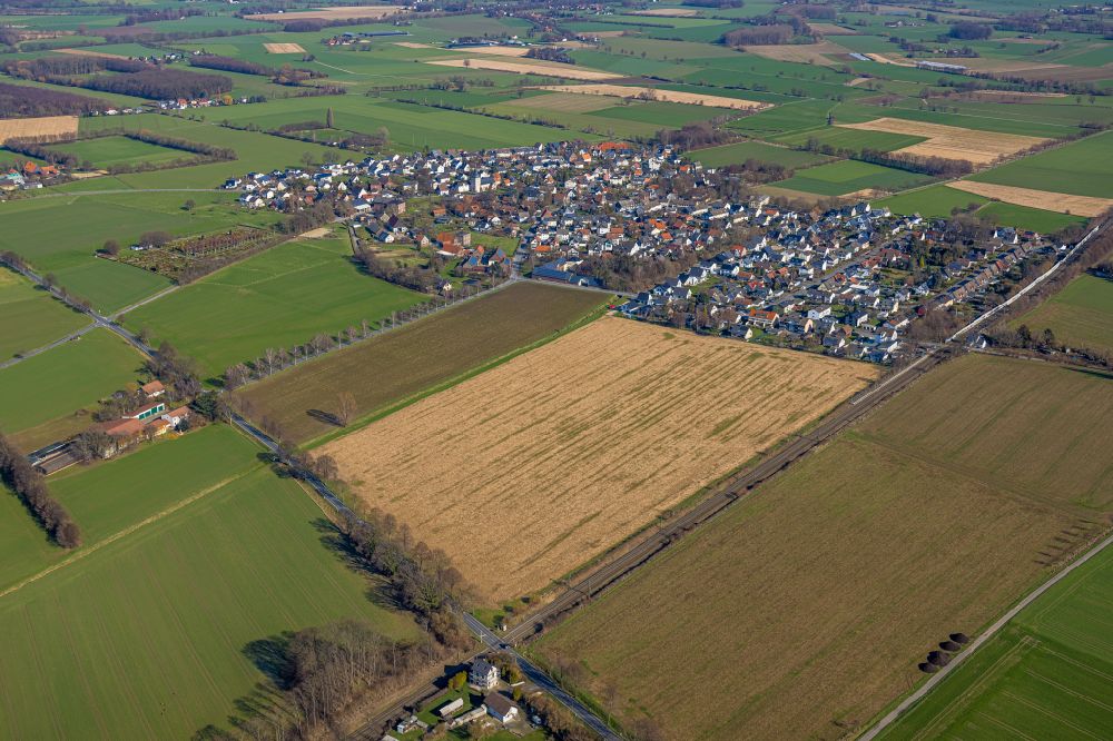 Lünern von oben - Ortsansicht am Rande von landwirtschaftlichen Feldern in Lünern im Bundesland Nordrhein-Westfalen, Deutschland