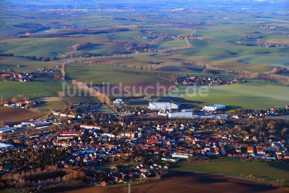 Luftaufnahme Lommatzsch - Ortsansicht am Rande von landwirtschaftlichen Feldern in Lommatzsch im Bundesland Sachsen, Deutschland