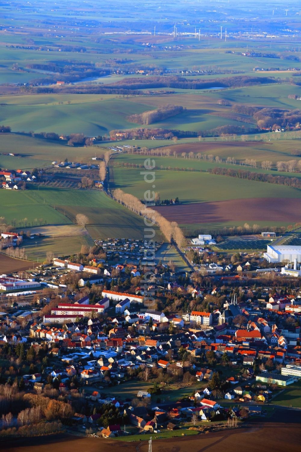 Lommatzsch aus der Vogelperspektive: Ortsansicht am Rande von landwirtschaftlichen Feldern in Lommatzsch im Bundesland Sachsen, Deutschland