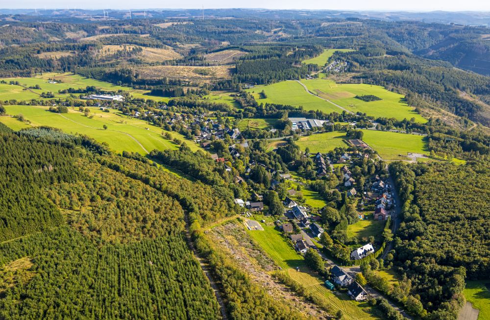 Luftaufnahme Lützel - Ortsansicht am Rande von landwirtschaftlichen Feldern in Lützel im Bundesland Nordrhein-Westfalen, Deutschland