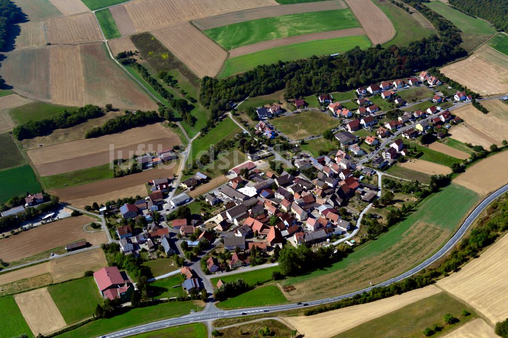 Luftaufnahme Mädelhofen - Ortsansicht am Rande von landwirtschaftlichen Feldern in Mädelhofen im Bundesland Bayern, Deutschland