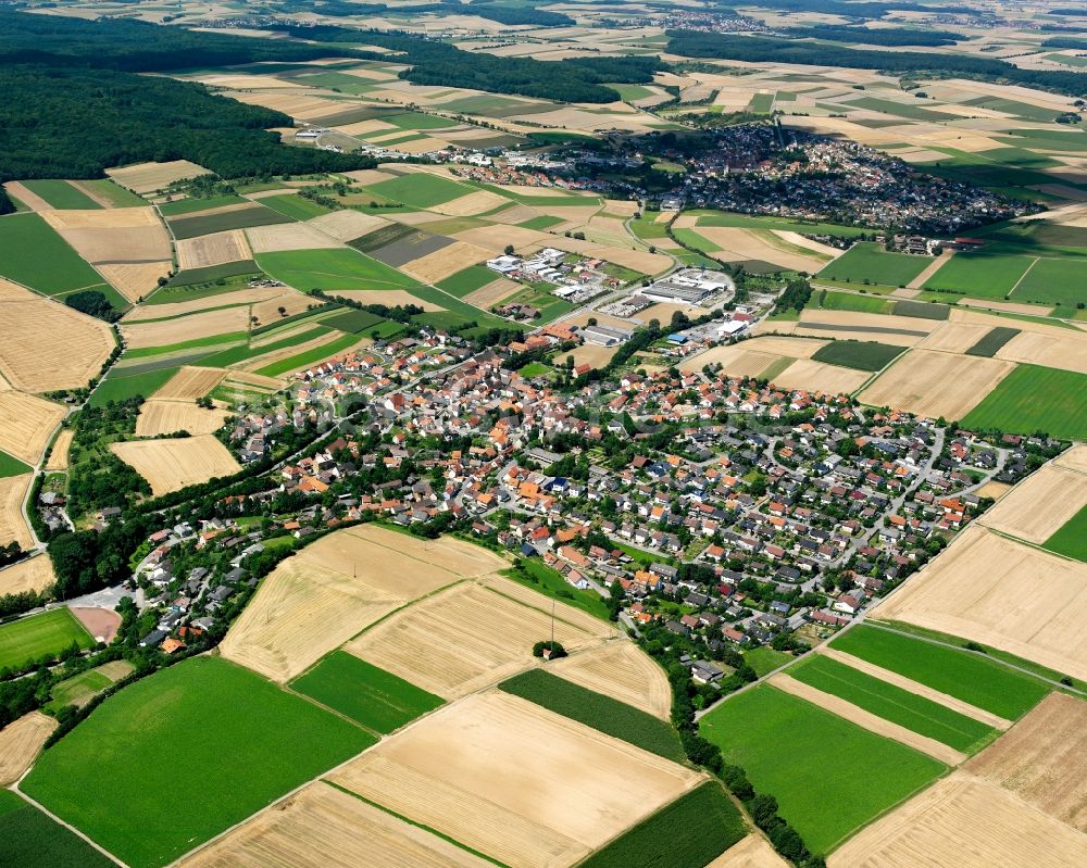 Luftaufnahme Massenbach - Ortsansicht am Rande von landwirtschaftlichen Feldern in Massenbach im Bundesland Baden-Württemberg, Deutschland