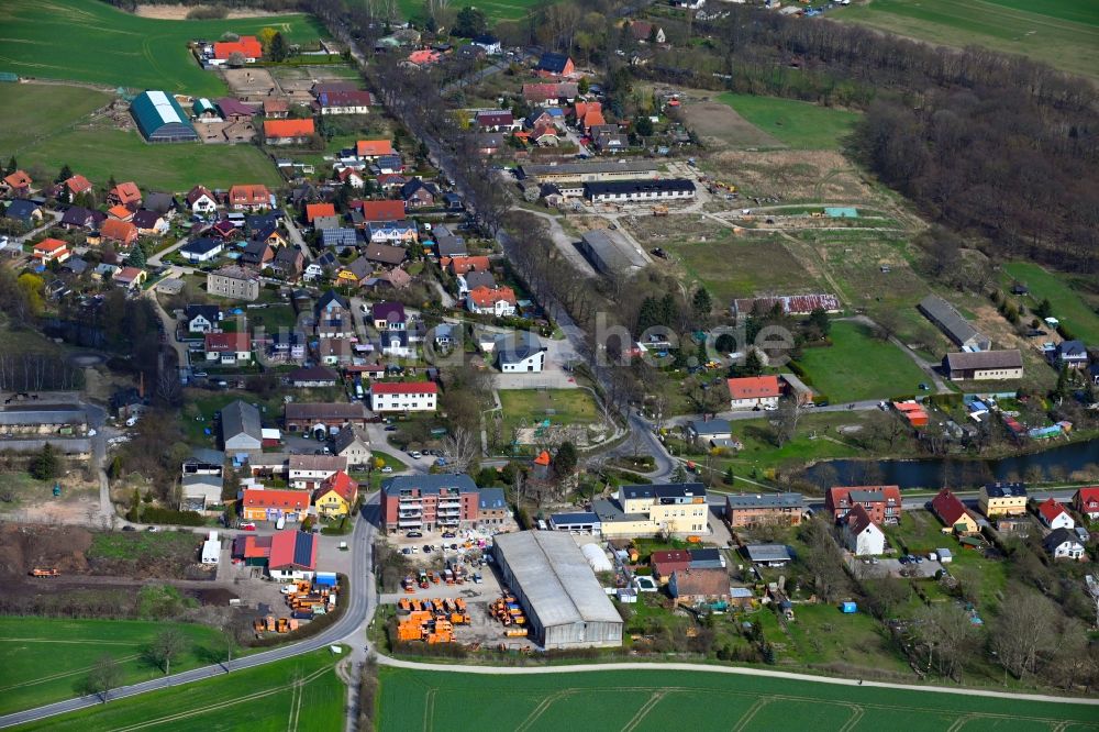 Mehrow aus der Vogelperspektive: Ortsansicht am Rande von landwirtschaftlichen Feldern in Mehrow im Bundesland Brandenburg, Deutschland