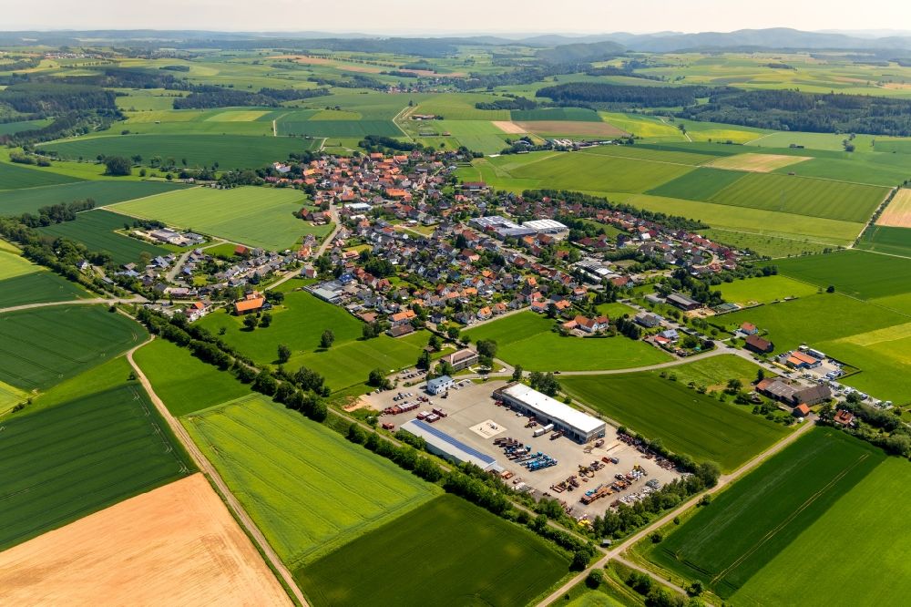 Luftaufnahme Meineringhausen - Ortsansicht am Rande von landwirtschaftlichen Feldern in Meineringhausen im Bundesland Hessen, Deutschland