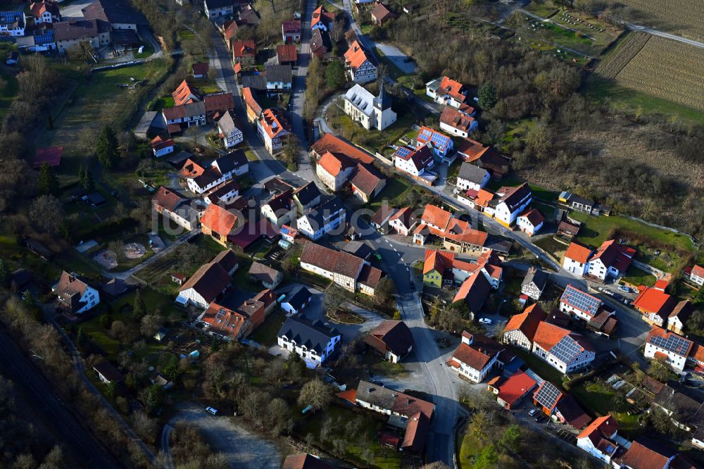 Luftaufnahme Mühlfeld - Ortsansicht am Rande von landwirtschaftlichen Feldern in Mühlfeld im Bundesland Bayern, Deutschland