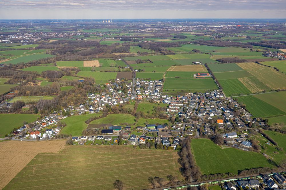 Luftaufnahme Mühlhausen - Ortsansicht am Rande von landwirtschaftlichen Feldern in Mühlhausen im Bundesland Nordrhein-Westfalen, Deutschland