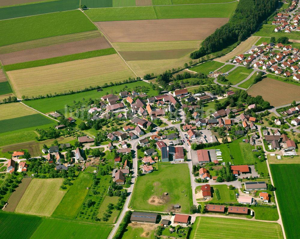 Mietingen aus der Vogelperspektive: Ortsansicht am Rande von landwirtschaftlichen Feldern in Mietingen im Bundesland Baden-Württemberg, Deutschland
