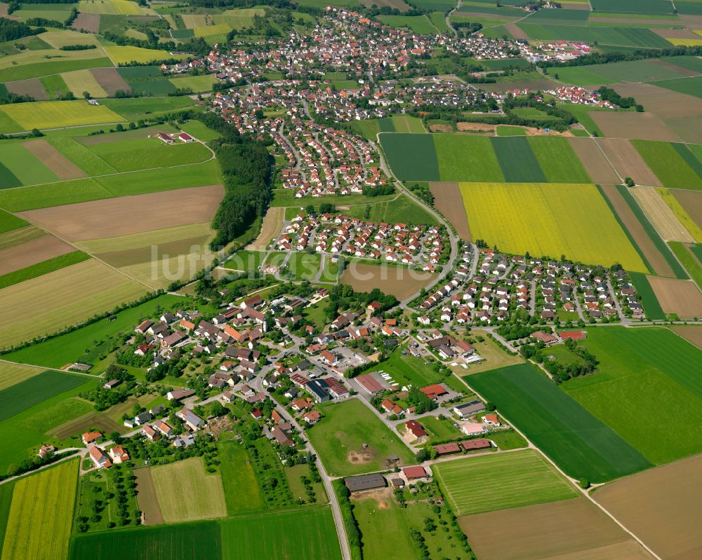 Luftaufnahme Mietingen - Ortsansicht am Rande von landwirtschaftlichen Feldern in Mietingen im Bundesland Baden-Württemberg, Deutschland
