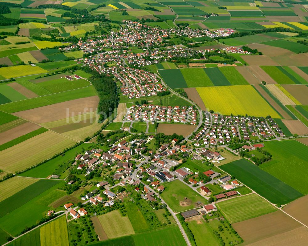 Mietingen von oben - Ortsansicht am Rande von landwirtschaftlichen Feldern in Mietingen im Bundesland Baden-Württemberg, Deutschland