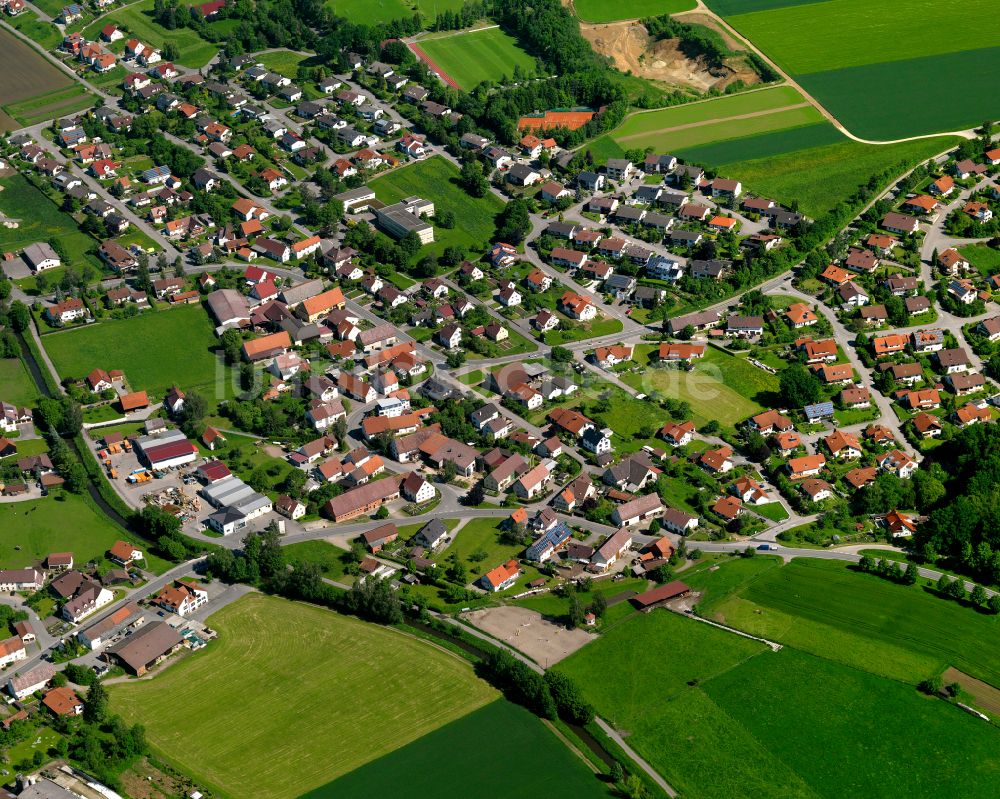 Luftaufnahme Mietingen - Ortsansicht am Rande von landwirtschaftlichen Feldern in Mietingen im Bundesland Baden-Württemberg, Deutschland