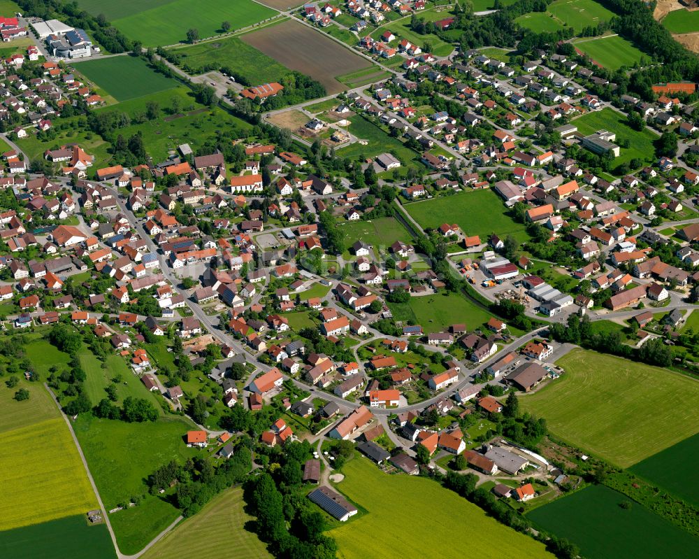 Mietingen von oben - Ortsansicht am Rande von landwirtschaftlichen Feldern in Mietingen im Bundesland Baden-Württemberg, Deutschland