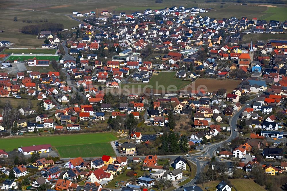Luftaufnahme Mistelgau - Ortsansicht am Rande von landwirtschaftlichen Feldern in Mistelgau im Bundesland Bayern, Deutschland