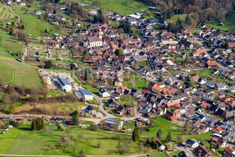 Luftaufnahme Münchweier - Ortsansicht am Rande von landwirtschaftlichen Feldern in Münchweier im Bundesland Baden-Württemberg, Deutschland