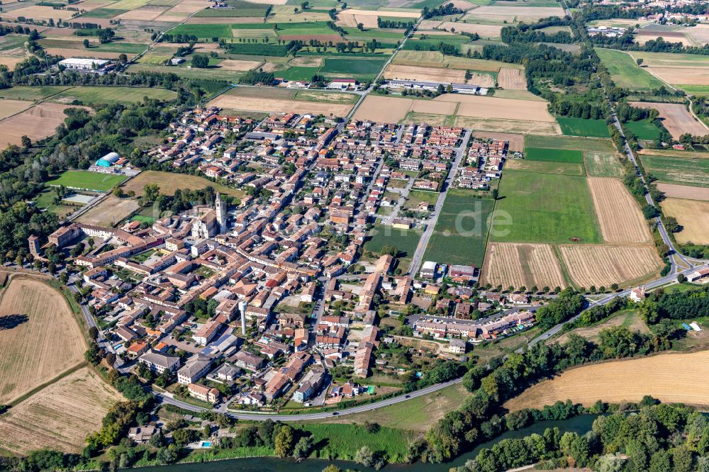 Luftbild Montodine - Ortsansicht am Rande von landwirtschaftlichen Feldern in Montodine in der Lombardei -Lombardia, Italien