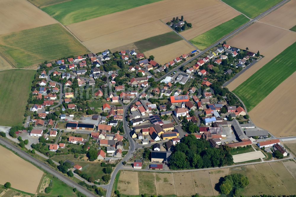 Moos von oben - Ortsansicht am Rande von landwirtschaftlichen Feldern in Moos im Bundesland Bayern, Deutschland