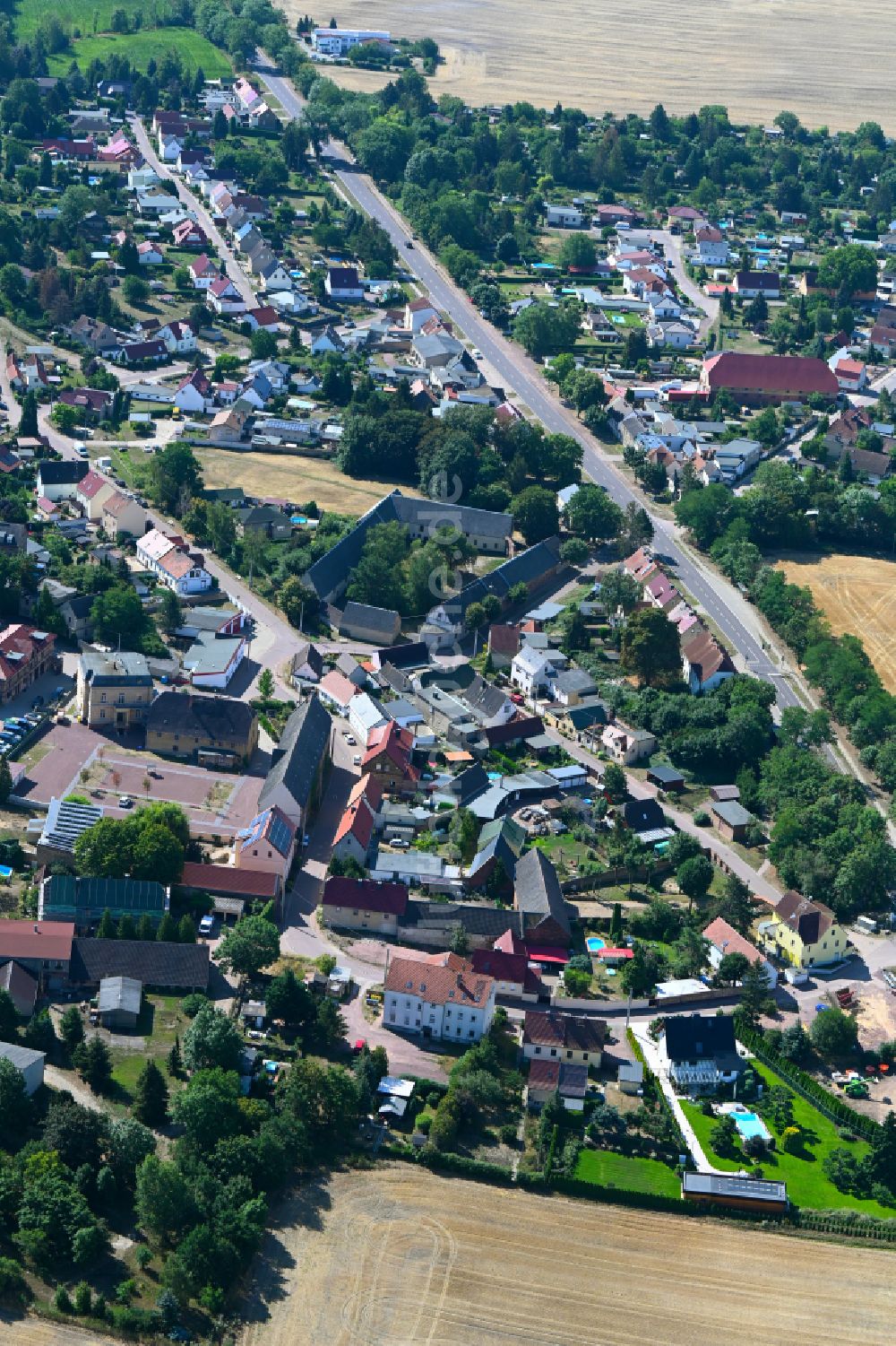Morl von oben - Ortsansicht am Rande von landwirtschaftlichen Feldern in Morl im Bundesland Sachsen-Anhalt, Deutschland