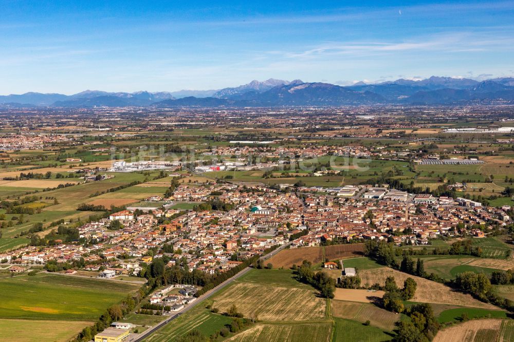 Luftaufnahme Mozzanica - Ortsansicht am Rande von landwirtschaftlichen Feldern in Mozzanica in der Lombardei -Lombardia, Italien