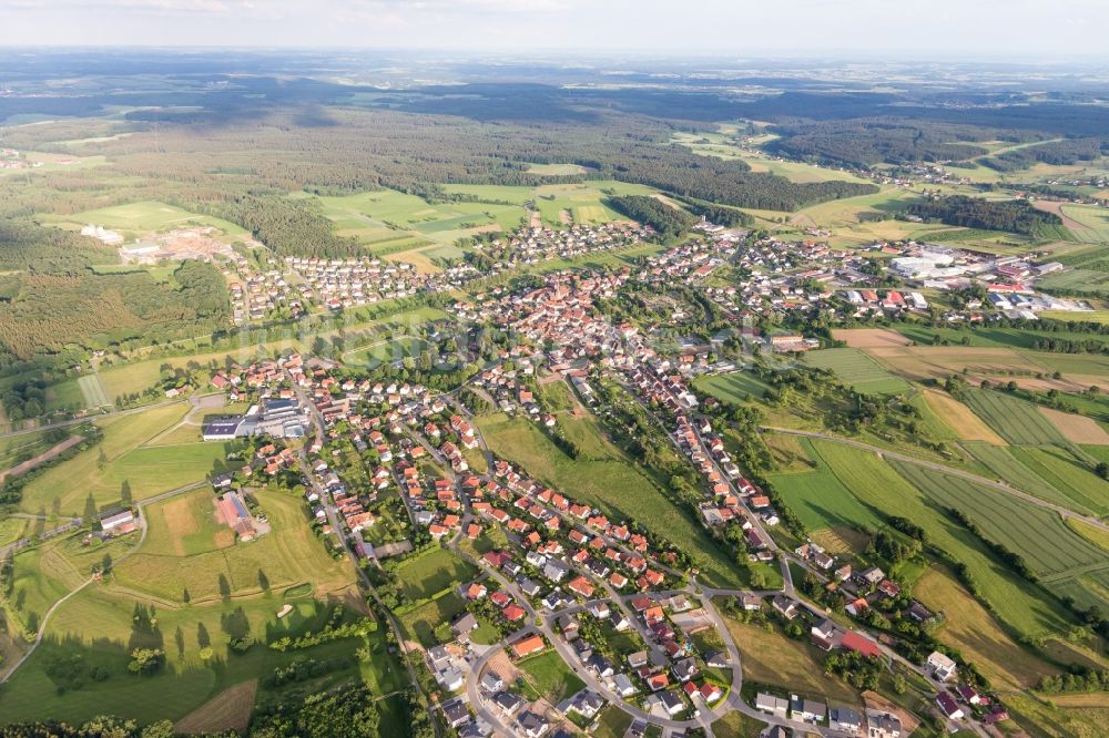 Luftaufnahme Mudau - Ortsansicht am Rande von landwirtschaftlichen Feldern in Mudau im Bundesland Baden-Württemberg, Deutschland