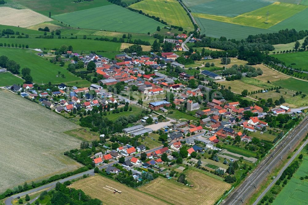 Luftaufnahme Nahrstedt - Ortsansicht am Rande von landwirtschaftlichen Feldern in Nahrstedt im Bundesland Sachsen-Anhalt, Deutschland