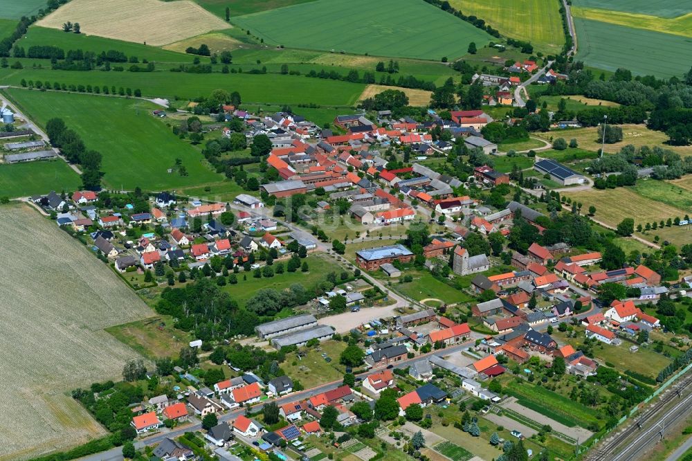 Nahrstedt von oben - Ortsansicht am Rande von landwirtschaftlichen Feldern in Nahrstedt im Bundesland Sachsen-Anhalt, Deutschland