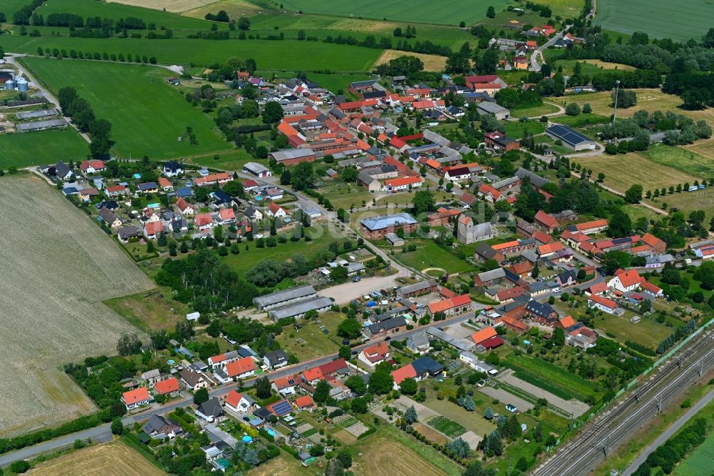 Nahrstedt aus der Vogelperspektive: Ortsansicht am Rande von landwirtschaftlichen Feldern in Nahrstedt im Bundesland Sachsen-Anhalt, Deutschland
