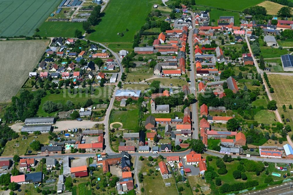 Luftbild Nahrstedt - Ortsansicht am Rande von landwirtschaftlichen Feldern in Nahrstedt im Bundesland Sachsen-Anhalt, Deutschland