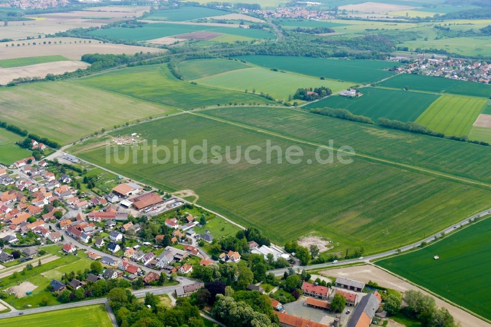 Neu-Eichenberg von oben - Ortsansicht am Rande von landwirtschaftlichen Feldern in Neu-Eichenberg im Bundesland Hessen, Deutschland