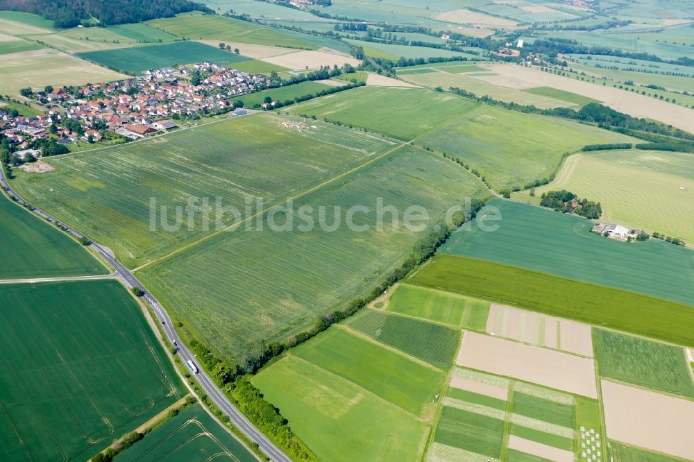 Luftbild Neu-Eichenberg - Ortsansicht am Rande von landwirtschaftlichen Feldern in Neu-Eichenberg im Bundesland Hessen, Deutschland