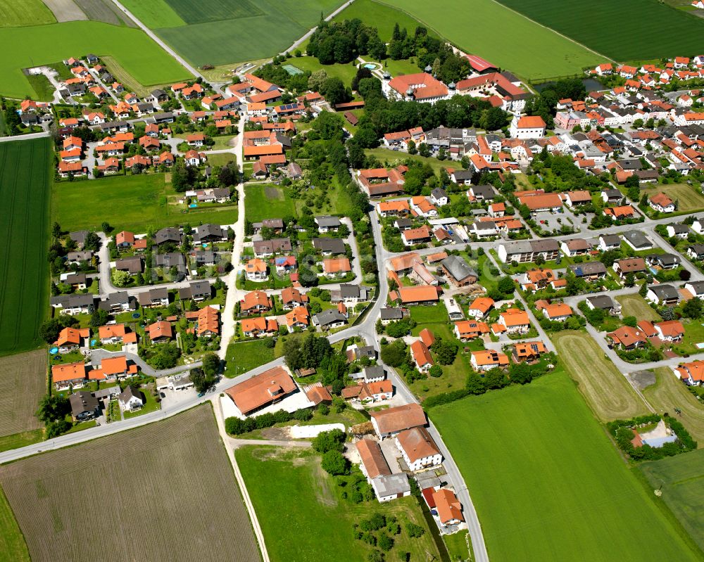 Neue Heimat von oben - Ortsansicht am Rande von landwirtschaftlichen Feldern in Neue Heimat im Bundesland Bayern, Deutschland