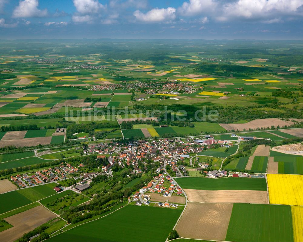 Luftaufnahme Neufra - Ortsansicht am Rande von landwirtschaftlichen Feldern in Neufra im Bundesland Baden-Württemberg, Deutschland