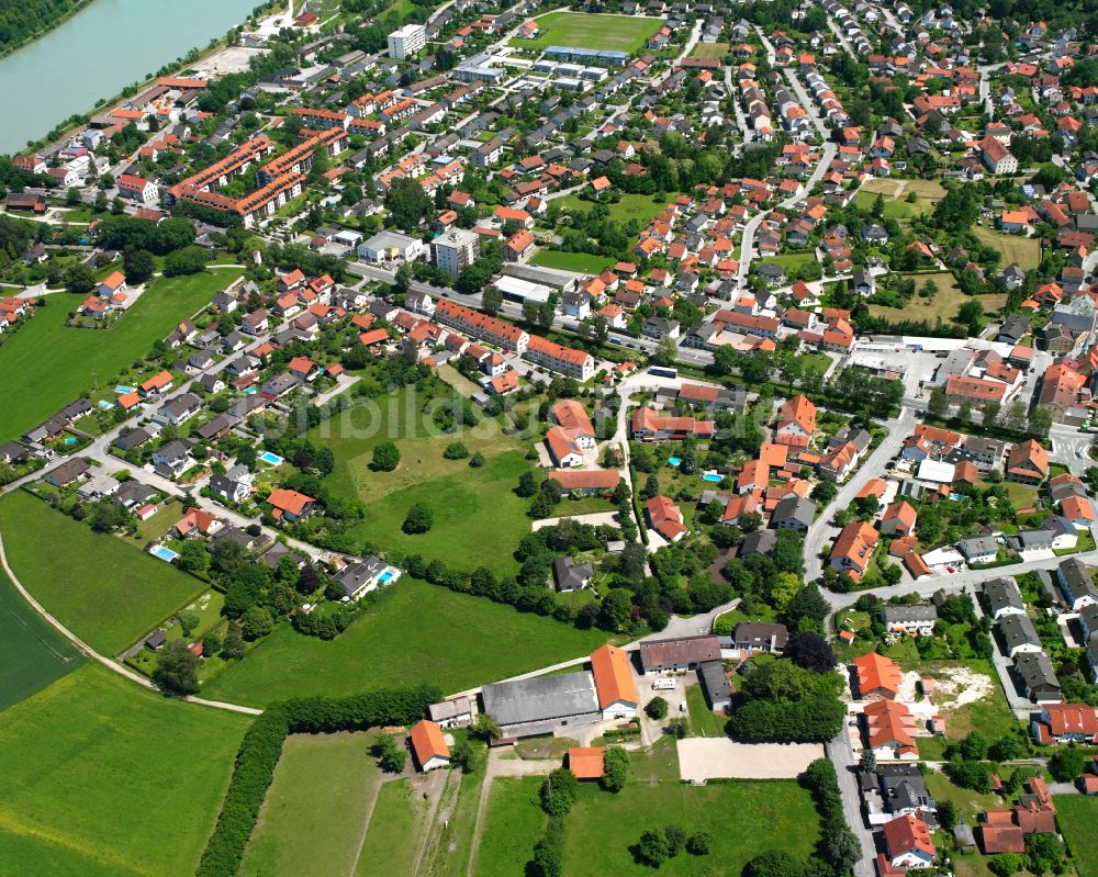 Luftbild Neuötting - Ortsansicht am Rande von landwirtschaftlichen Feldern in Neuötting im Bundesland Bayern, Deutschland