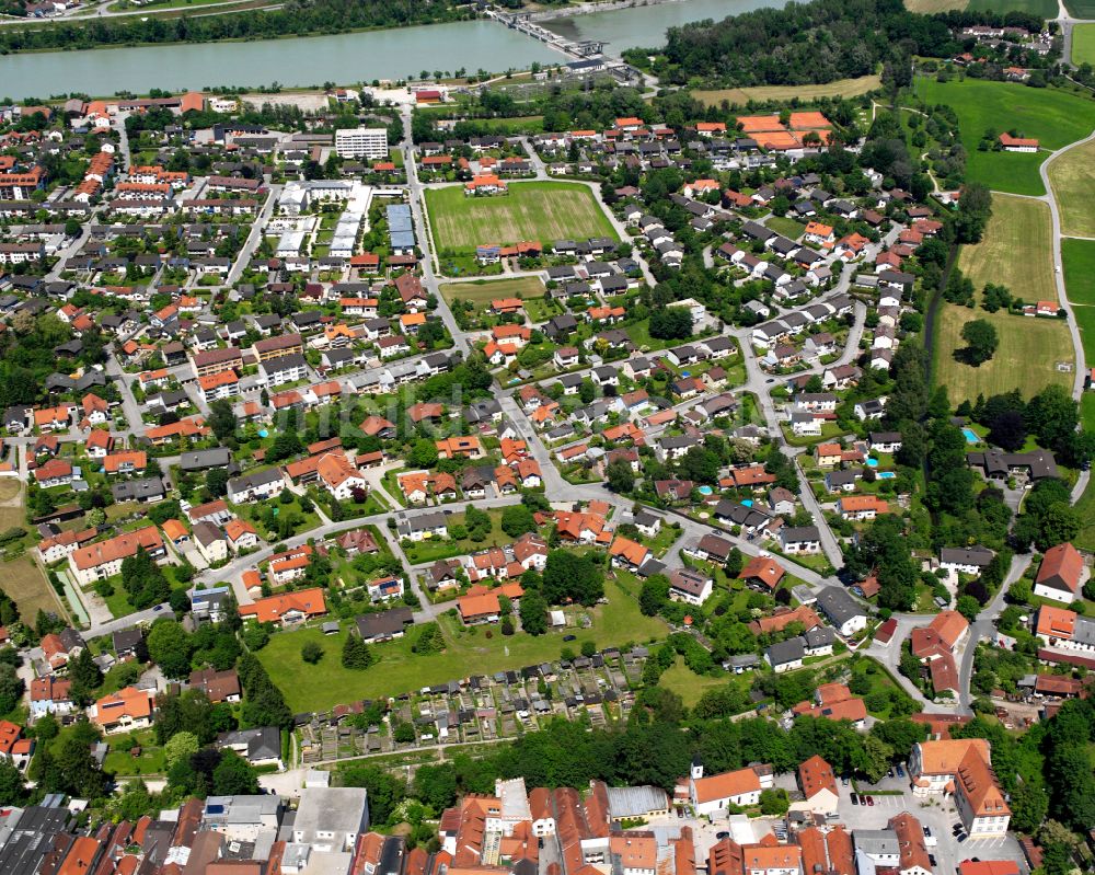 Luftaufnahme Neuötting - Ortsansicht am Rande von landwirtschaftlichen Feldern in Neuötting im Bundesland Bayern, Deutschland
