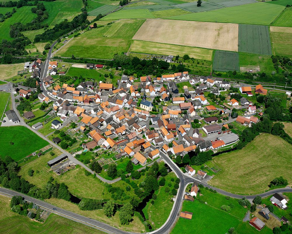Nieder-Gemünden von oben - Ortsansicht am Rande von landwirtschaftlichen Feldern in Nieder-Gemünden im Bundesland Hessen, Deutschland