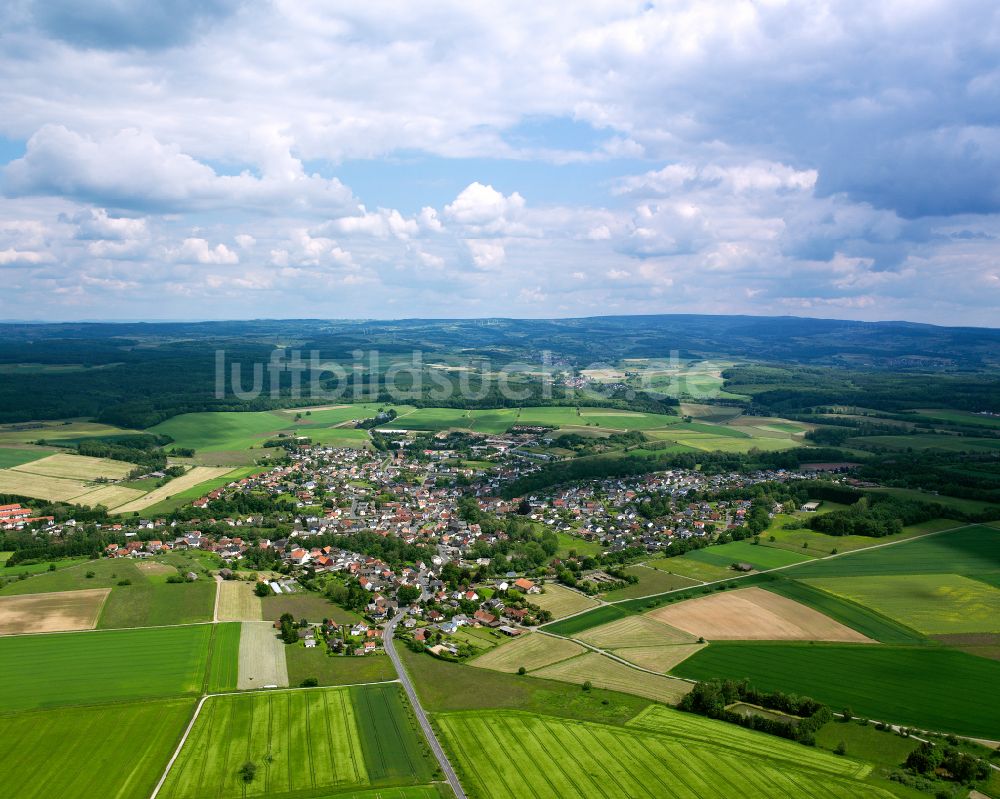 Luftbild Nieder-Ohmen - Ortsansicht am Rande von landwirtschaftlichen Feldern in Nieder-Ohmen im Bundesland Hessen, Deutschland