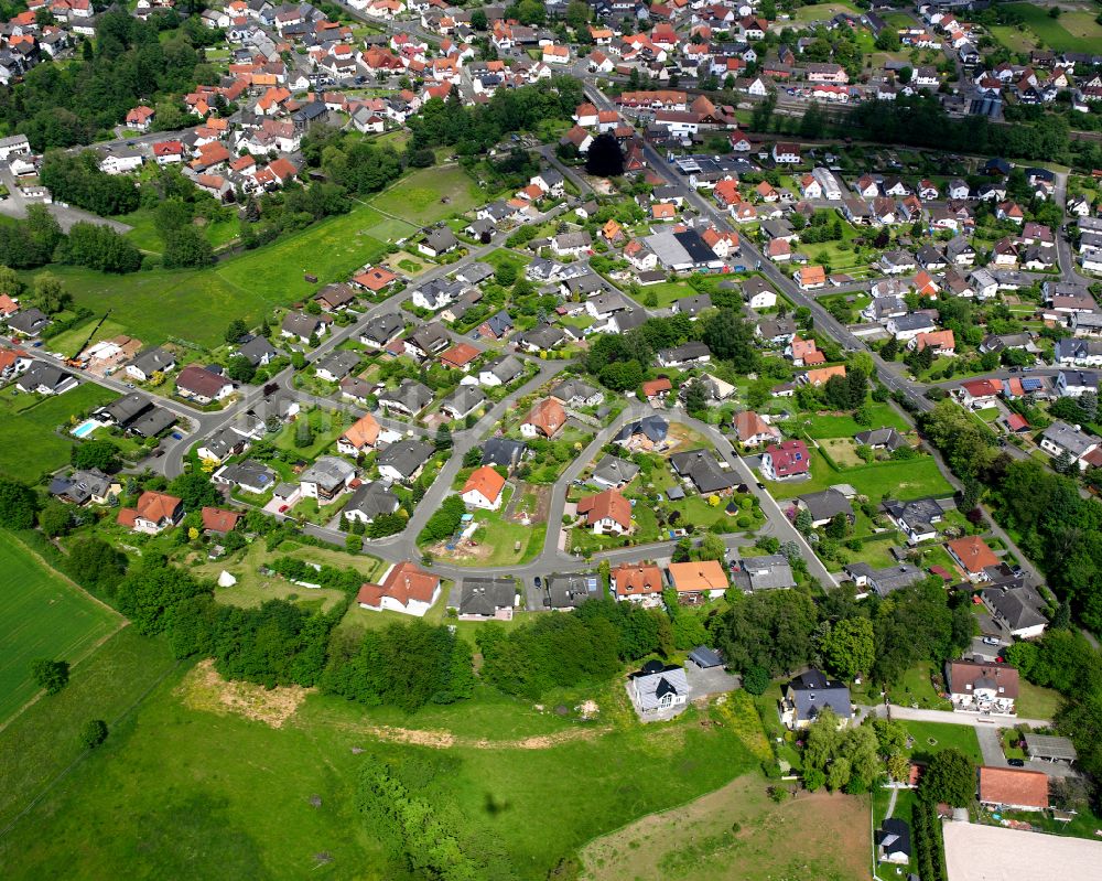 Nieder-Ohmen aus der Vogelperspektive: Ortsansicht am Rande von landwirtschaftlichen Feldern in Nieder-Ohmen im Bundesland Hessen, Deutschland