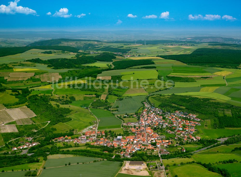 Luftaufnahme Niedermoschel - Ortsansicht am Rande von landwirtschaftlichen Feldern in Niedermoschel im Bundesland Rheinland-Pfalz, Deutschland