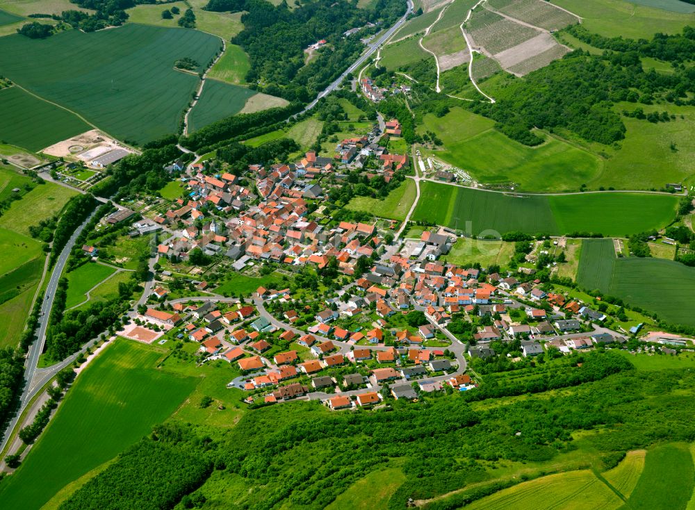 Niedermoschel von oben - Ortsansicht am Rande von landwirtschaftlichen Feldern in Niedermoschel im Bundesland Rheinland-Pfalz, Deutschland