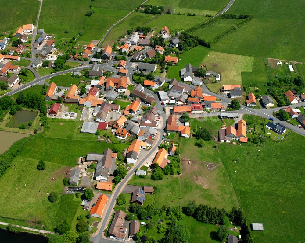 Ober-Moos aus der Vogelperspektive: Ortsansicht am Rande von landwirtschaftlichen Feldern in Ober-Moos im Bundesland Hessen, Deutschland