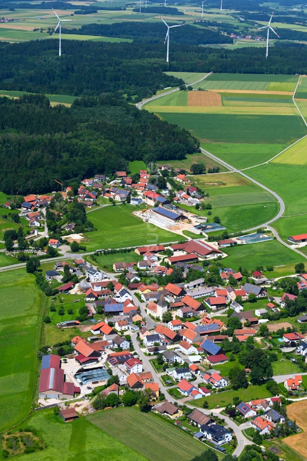 Luftaufnahme Oberbuchfeld - Ortsansicht am Rande von landwirtschaftlichen Feldern in Oberbuchfeld im Bundesland Bayern, Deutschland