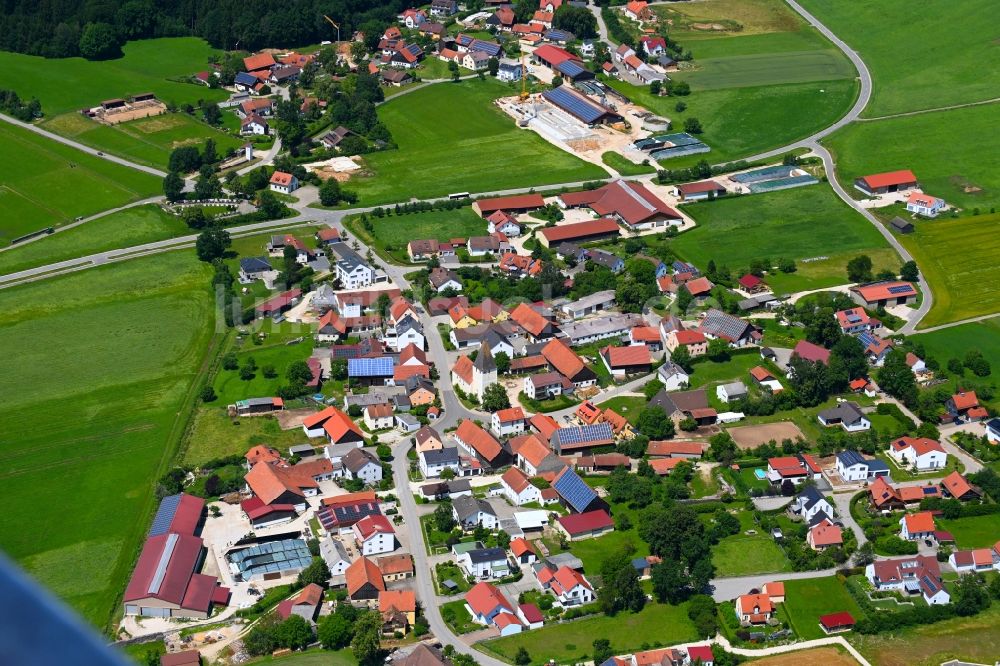 Oberbuchfeld aus der Vogelperspektive: Ortsansicht am Rande von landwirtschaftlichen Feldern in Oberbuchfeld im Bundesland Bayern, Deutschland