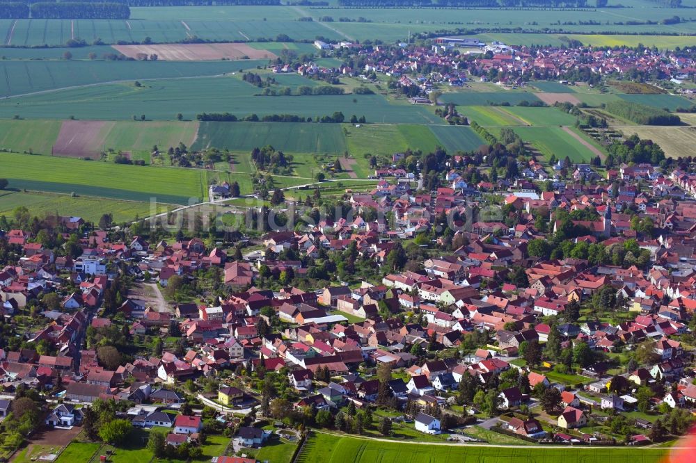 Oberdorla von oben - Ortsansicht am Rande von landwirtschaftlichen Feldern in Oberdorla im Bundesland Thüringen, Deutschland