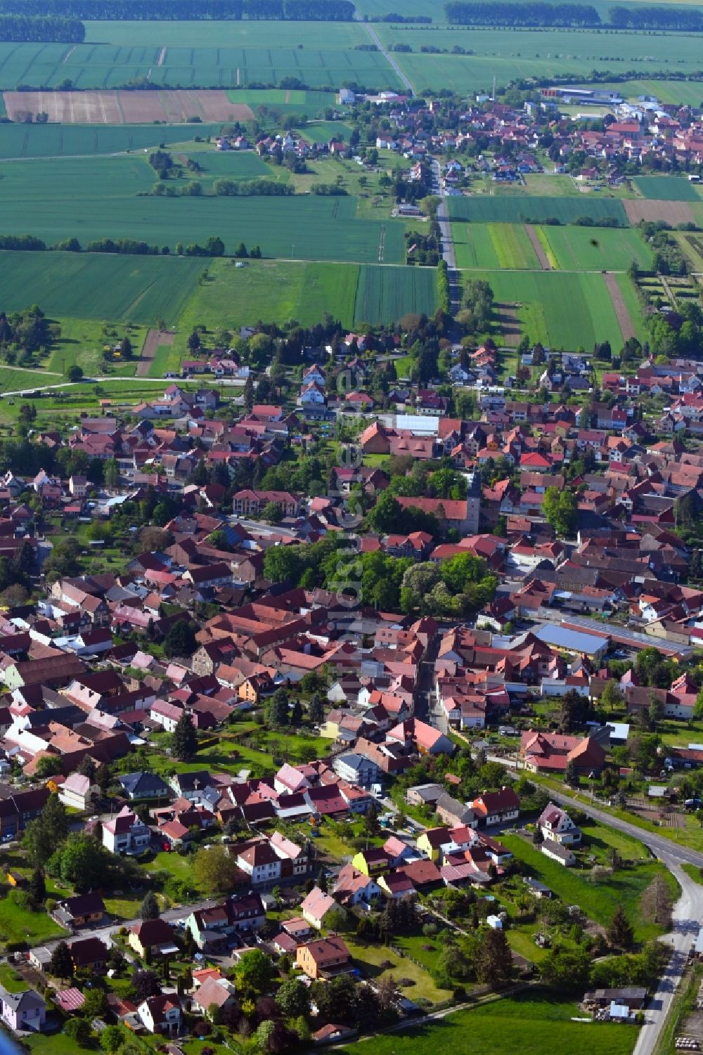 Luftaufnahme Oberdorla - Ortsansicht am Rande von landwirtschaftlichen Feldern in Oberdorla im Bundesland Thüringen, Deutschland