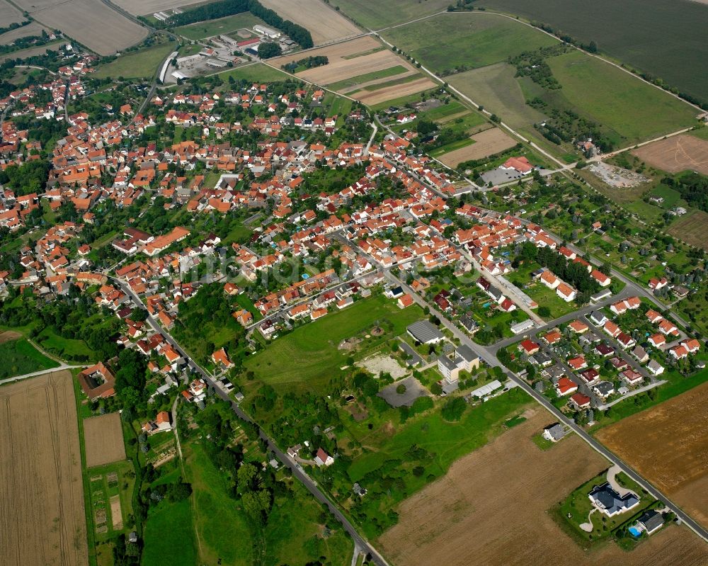 Oberdorla aus der Vogelperspektive: Ortsansicht am Rande von landwirtschaftlichen Feldern in Oberdorla im Bundesland Thüringen, Deutschland
