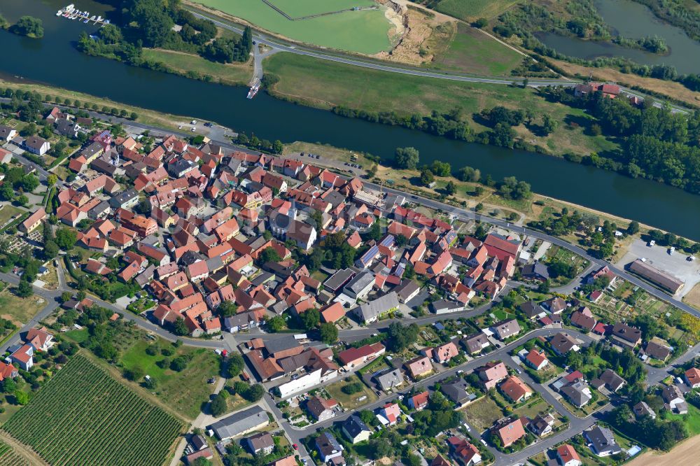 Obereisenheim von oben - Ortsansicht am Rande von landwirtschaftlichen Feldern in Obereisenheim im Bundesland Bayern, Deutschland