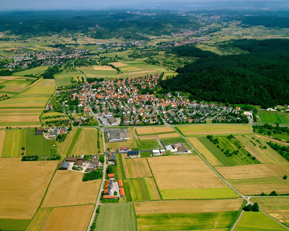 Oberndorf von oben - Ortsansicht am Rande von landwirtschaftlichen Feldern in Oberndorf im Bundesland Baden-Württemberg, Deutschland